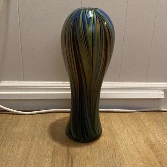 Beautiful Tozai Home hand blown glass vase - Picture 3 of 3